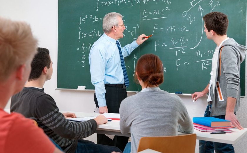 Cai percentual de estudantes que querem ser professores, diz OCDE
