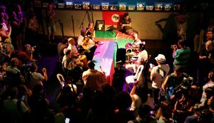 Beth Carvalho recebe homenagem em ‘samba de sétimo dia’ no Circo Voador