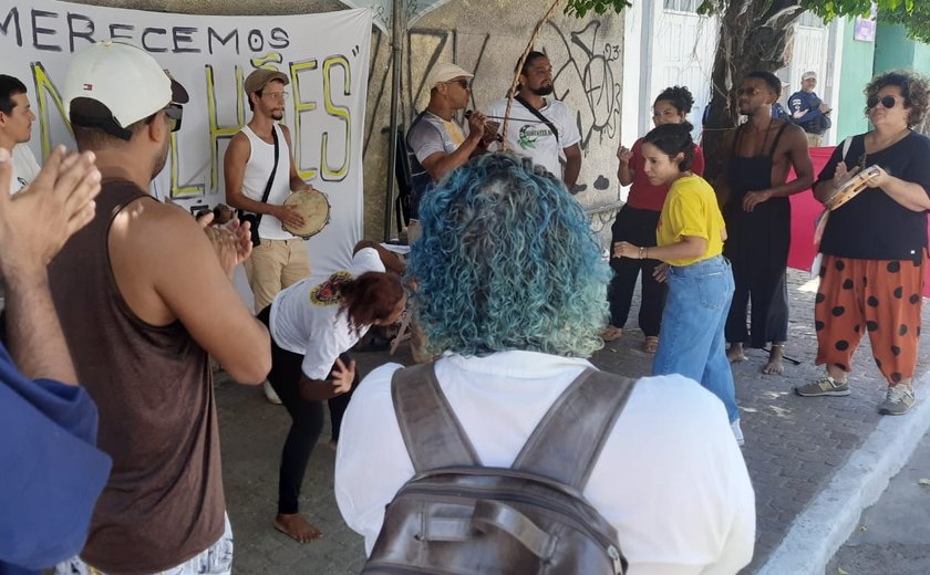 Artistas e trabalhadores da Cultura protestam contra Prefeitura de Maceió