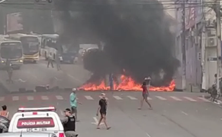 Manifestantes fecham ruas do Centro e cobram auxílios municipal e estadual