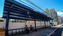 Usuários de ônibus ganham novos abrigos em Maceió