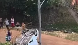 Mulher fica presa às ferragens após perder controle de veículo e ele cair em ribanceira