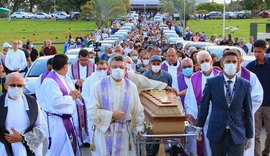 Com presença de fiéis, intelectuais e do arcebispo de Maceió, Pe Manoel Henrique é sepultado na capital