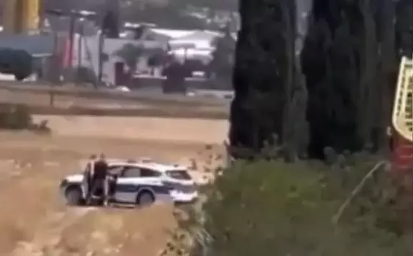 Policiais são flagrados fazendo sexo dentro de viatura à luz do dia