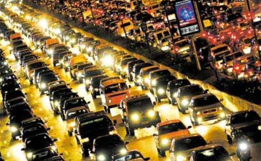 Motoristas de São Paulo encontram lentidão em rodovias rumo ao litoral