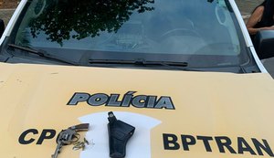 Batalhão de Trânsito flagra condutora armada durante blitz no Vergel do Lago