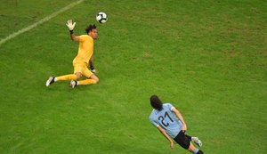 Uruguai tem três gols anulados e é eliminado para Peru nos pênaltis