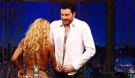 Inês Brasil desafia e Danilo Gentili fica peladão com ela no palco; assista