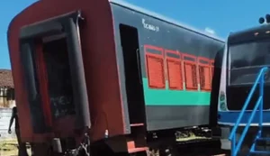 Trem sai dos trilhos e colide na lateral de VLT na Estação Satuba