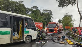 Colisão entre van e carro na Ladeira do Catolé deixa homem ferido com fraturas expostas