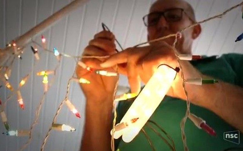 Eletricista recicla 60 mil lâmpadas e decora casa para o Natal