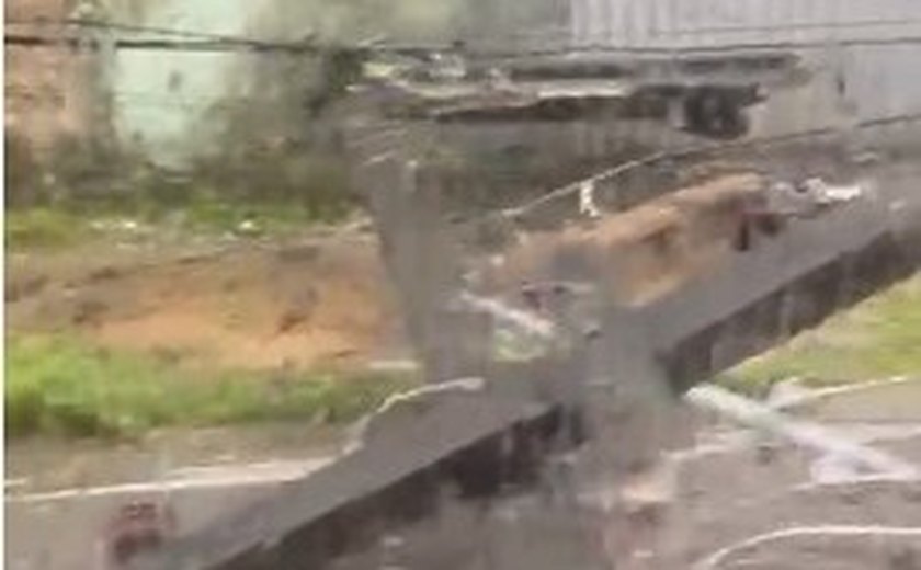 Poste de energia elétrica cai em rua após carro colidir contra ele