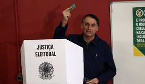 Com segurança reforçada, Jair Bolsonaro vota no Rio de Janeiro