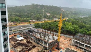 Braço de grua usada em construção atinge apartamento de prédio vizinho