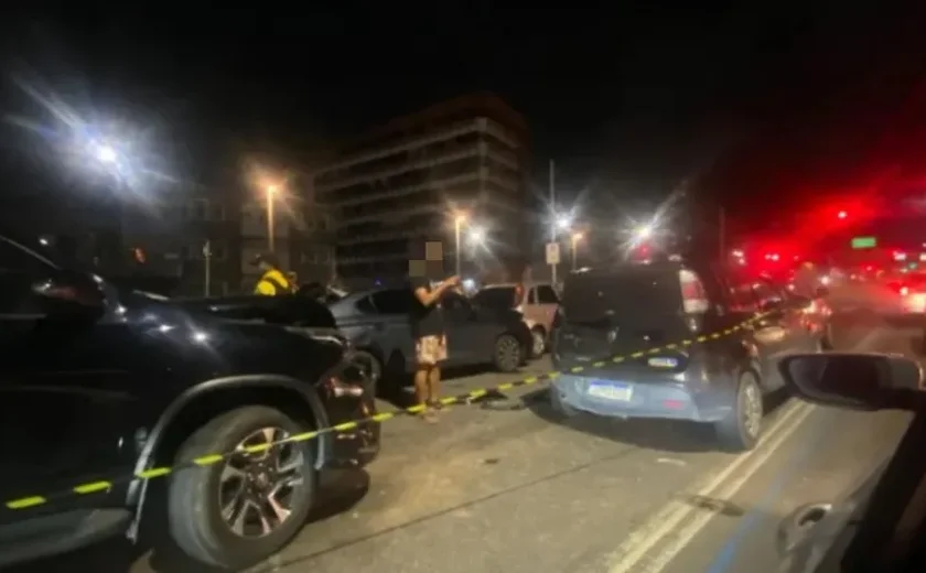 Sete carros se envolvem em acidente na Avenida Fernandes Lima, em Maceió
