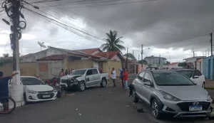 Perseguição e troca de tiros deixa um morto, um ferido e causa acidente envolvendo seis veículos