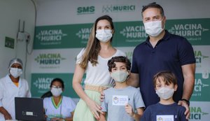 Ao imunizar filhos, Renan Filho pede: 'vacine-se e vacine as suas crianças também'