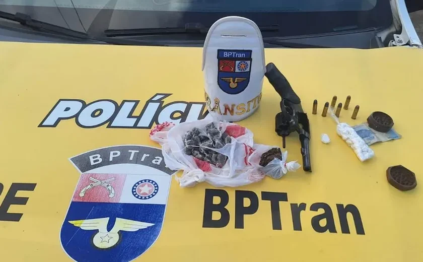 Homem preso com arma e drogas em carro de aplicativo estava com três crianças