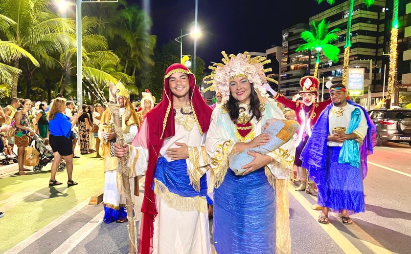 Parada do Natal de Todos Nós encanta público com cores, luzes e magia natalina