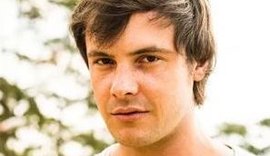 Chiclete é contratado para matar Vivi, mas ele a confunde com Kim