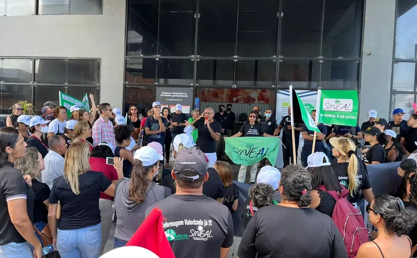 Enfermagem alagoana paralisa atividades com ato em frente a Unimed