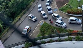 Acidente com caminhão interdita ladeira na Gruta de Lourdes