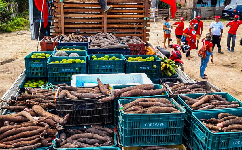 MST doa mais de 3 toneladas de alimentos para famílias atingidas pelas chuvas em Atalaia
