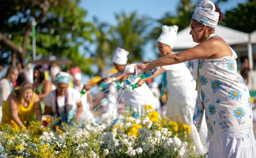 Adeptos de religiões de matriz africana vão orla de Maceió em alusão ao dia de Iemanjá