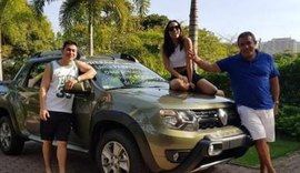 Funkeira Anitta presenteia pai com carrão de luxo