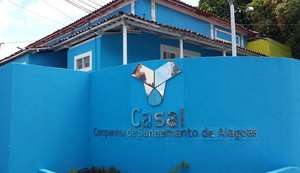 Casal trabalha em reparo de motobomba de estação elevatória sertaneja