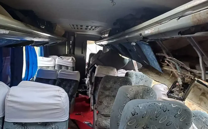Sobe para 17 número de mortos por acidente com ônibus em Pernambuco