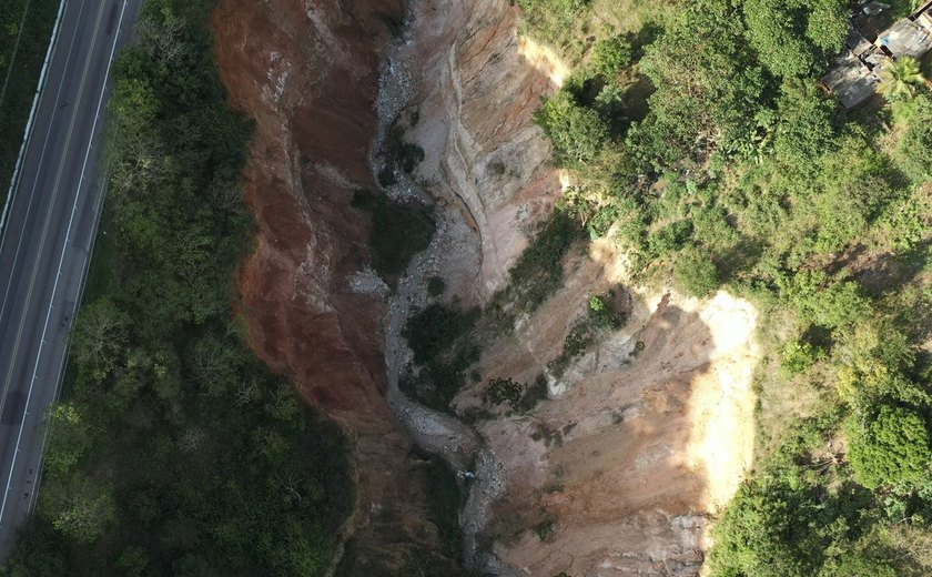 Erosão avança na Ladeira do Catolé e assusta moradores e motoristas do Clima Bom