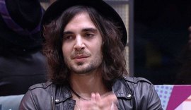 Fiuk diz precisar de prêmio pois “vendeu guitarra” e vira piada na internet