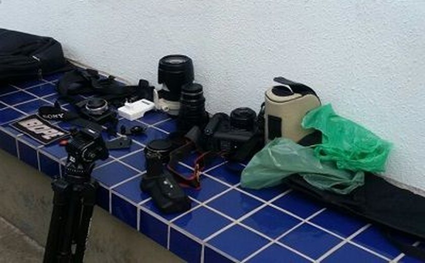 PM detém suspeitos de roubar equipamentos de fotógrafos em Maceió