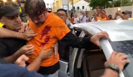 Senador Cid Gomes tenta entrar em batalhão da polícia com retroescavadeira e é baleado