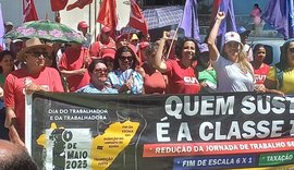 Movimentos sociais e sindicais 'tomam' orla de Pajuçara em defesa de direitos trabalhistas