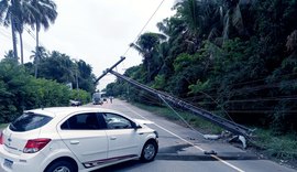 Colisão entre carro e poste deixa feridos na AL-101 Norte, em Ipioca