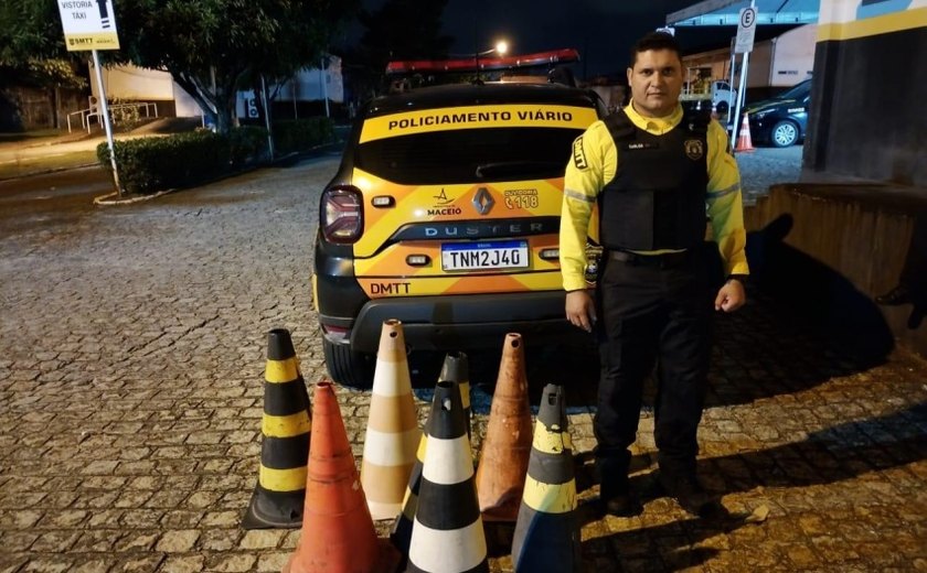 DMTT recolhe cones usados irregularmente para guardar vagas no Farol