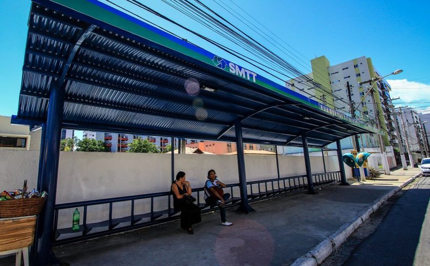 Usuários de ônibus ganham novos abrigos em Maceió
