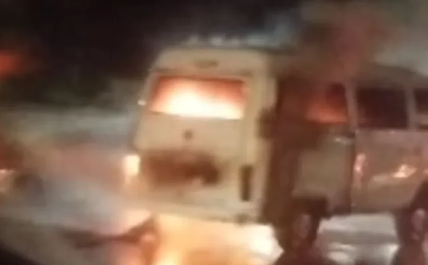 Kombi pega fogo em via pública de Maceió na noite dessa quarta (30)