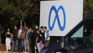 Facebook perde usuários ativos diários pela primeira vez e ações despencam