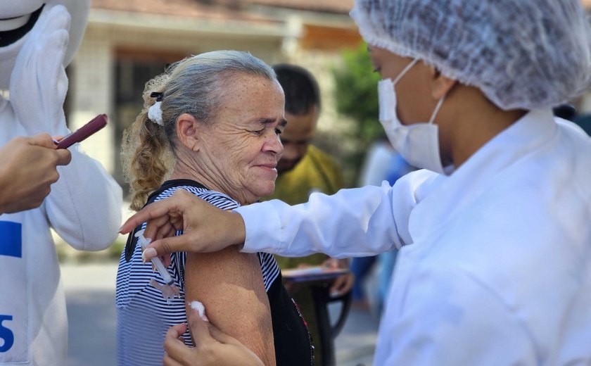 ImunizaVan aplica mais de 200 doses de vacina em moradores do Petrópolis