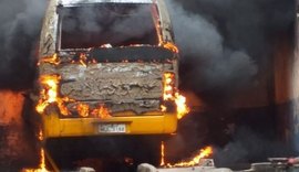 Ônibus escolar é incendiado em garagem municipal