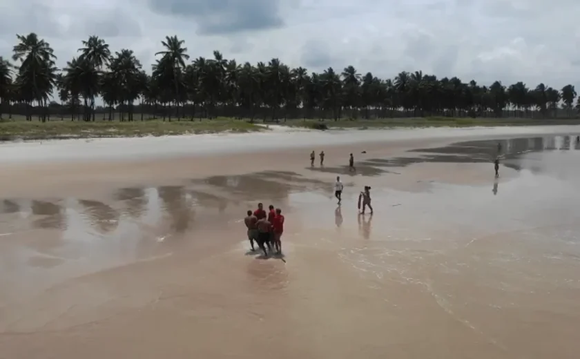 Imagem áerea dos Bombeiros mostra momento de retirada de vítima de afogamento do mar