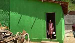 Família que morava barraco de madeira em comunidade de Maceió ganha casa totalmente nova