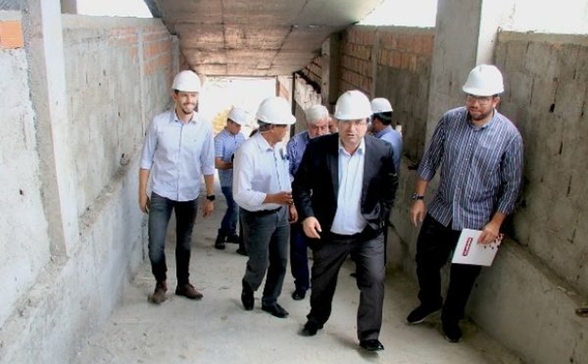 Luciano Barbosa visita obras do Hospital da Mulher, que deve ser entregue até abril