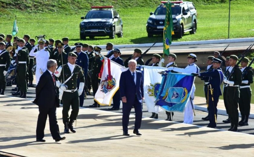 Vídeo: As continências de militares a Lula, novo Comandante Supremo das Forças Armadas