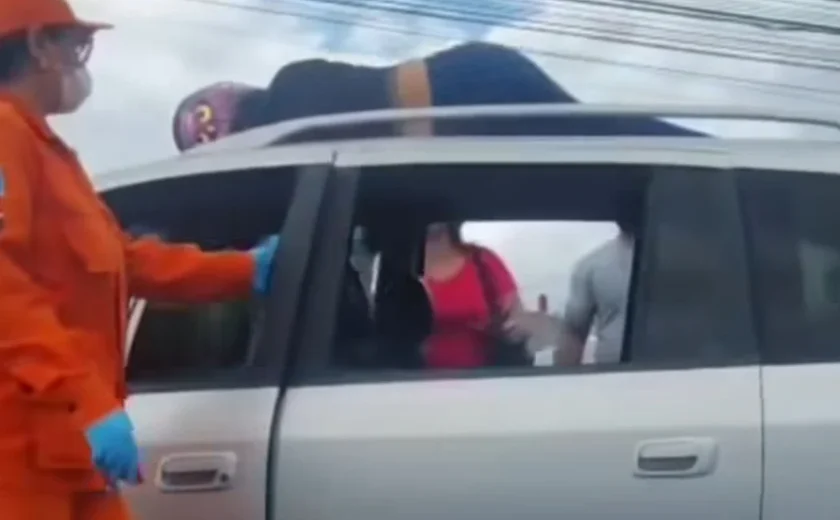 Motociclista é arremessado após colisão com carro em frente ao Hospital Metropolitano, em Maceió