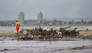 Limpeza na praia da Avenida retira 700 toneladas de lixo da foz do Salgadinho em 2 dias