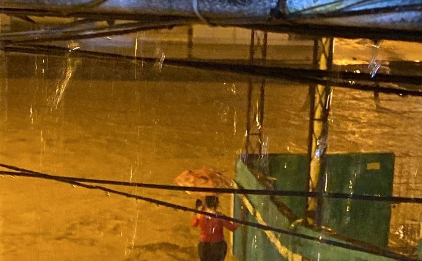 Bairros ficam alagados após as fortes chuvas em Maceió